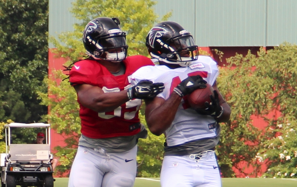 Deion Jones intercepting_a_pass_at_training_camp_2016