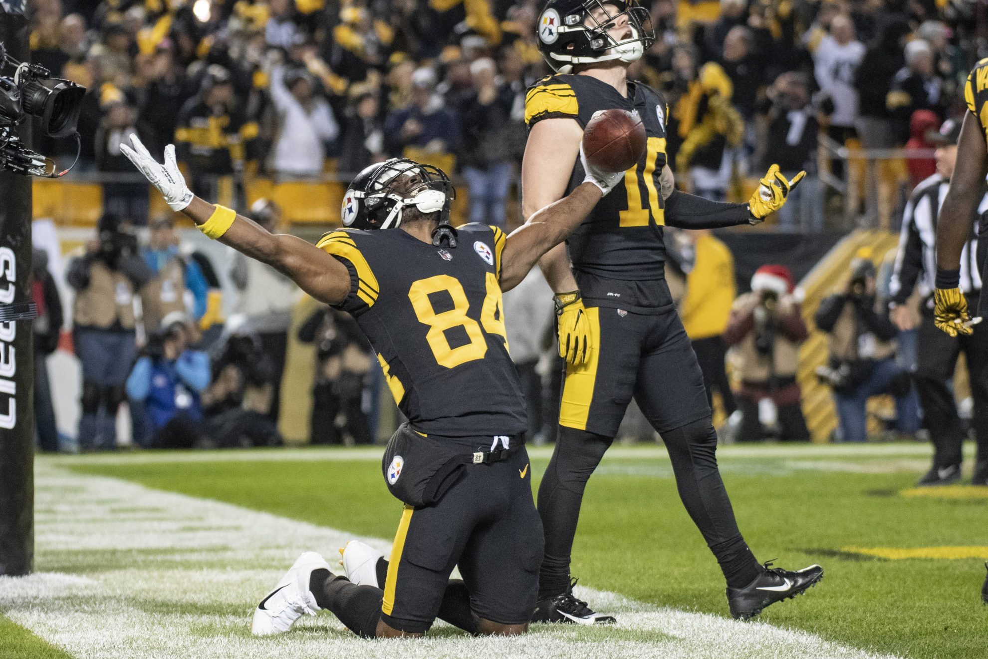 PITTSBURGH, PA - DECEMBER 16: Pittsburgh Steelers wide receiver Antonio Brown (84) celebrates with teammate wide receiver Ryan Switzer after scoring a touchdown during the game between the Pittsburgh Steelers and the New England Patriots at Heinz Field in Pittsburgh, PA on December 16, 2018. (Photo by Shelley Lipton/Icon Sportswire) NFL American Football Herren USA DEC 16 Patriots at Steelers PUBLICATIONxINxGERxSUIxAUTxHUNxRUSxSWExNORxDENxONLY Icon181216813