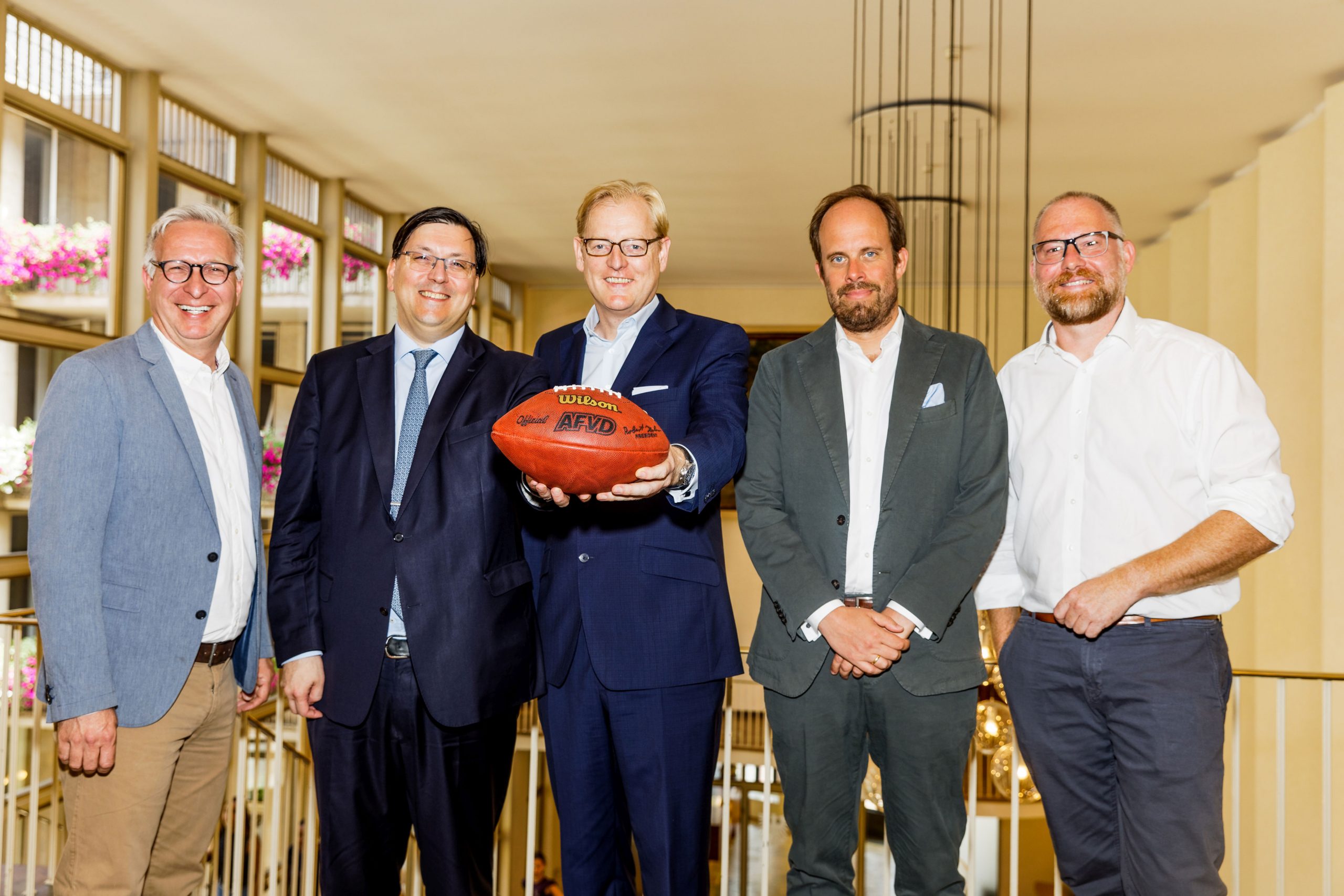 Patrik Meyer (Geschäftsführer der Stadion Frankfurt Management GmbH), Robert Huber (Präsident des American Football Verbandes Deutschland (AFVD)), Markus Frank (Stadtrat für Wirtschaft, Sport, Sicherheit und Feuerwehr der Stadt Frankfurt am Main), Daniel von Busse (COO TV und Mitglied der Geschäftsleitung der Sport1 GmbH), Carsten Dalkowski (Sprecher der German Football League (GFL))