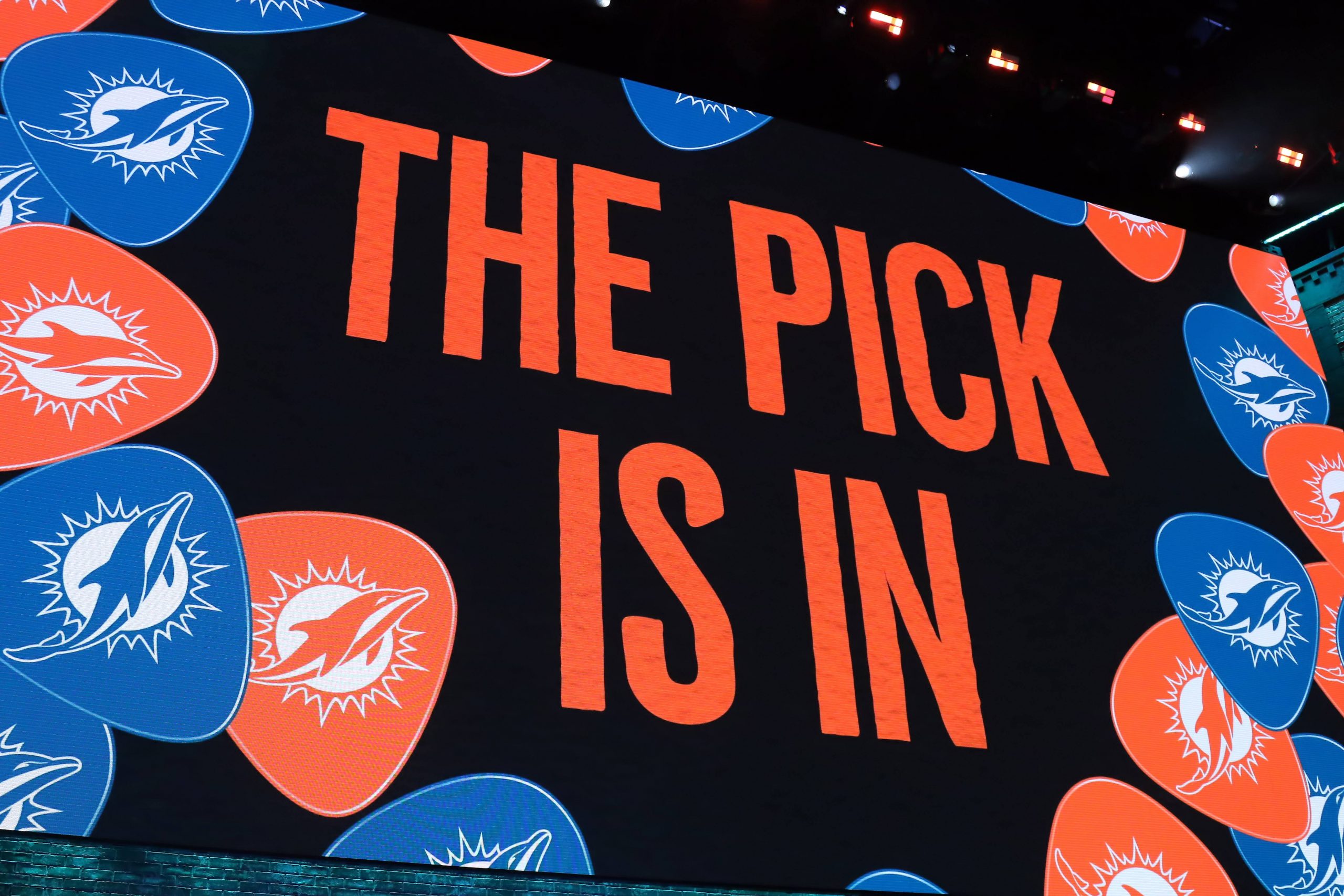 NASHVILLE, TN - APRIL 25: Miami Dolphins pick is in during the first round of the 2019 NFL American Football Herren USA Draft on April 25, 2019, at the Draft Main Stage on Lower Broadway in downtown Nashville, TN. (Photo by Michael Wade/Icon Sportswire) NFL: APR 25 2019 NFL Draft PUBLICATIONxINxGERxSUIxAUTxHUNxRUSxSWExNORxDENxONLY Icon0425191992019
