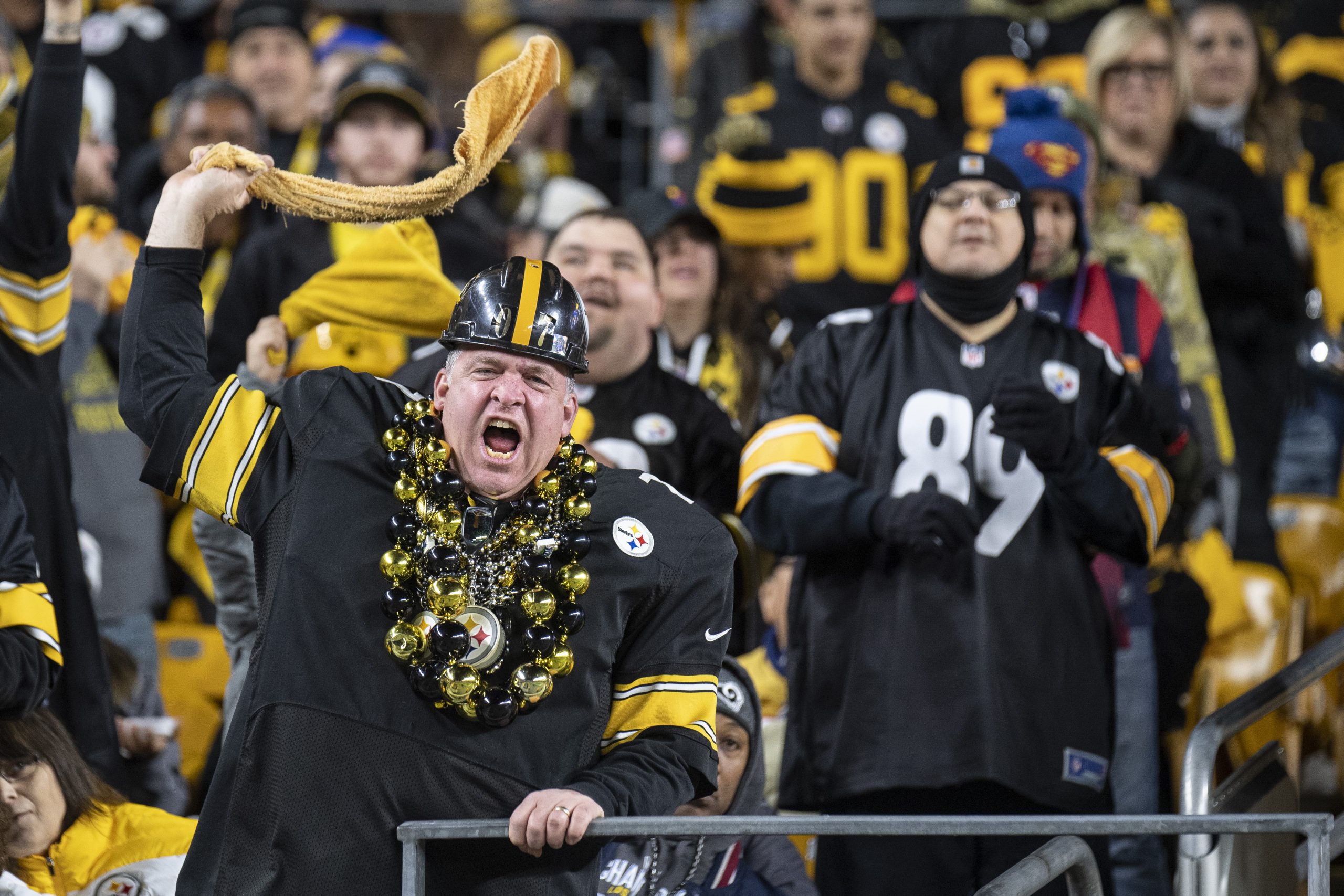 PITTSBURGH, PA - NOVEMBER 10: A Pittsburgh Steelers fan waves a terrible towel during the NFL, American Football Herren,