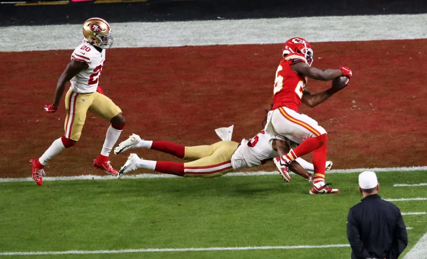(200203) -- MIAMI, Feb. 3, 2020 -- Kansas City Chiefs player Damien Williams (1st R) scores a touchdown during the NFL,