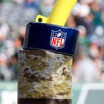 09 NOV 2014 Official NFL American Football Herren USA Shield on goalpost pad during the game betwee