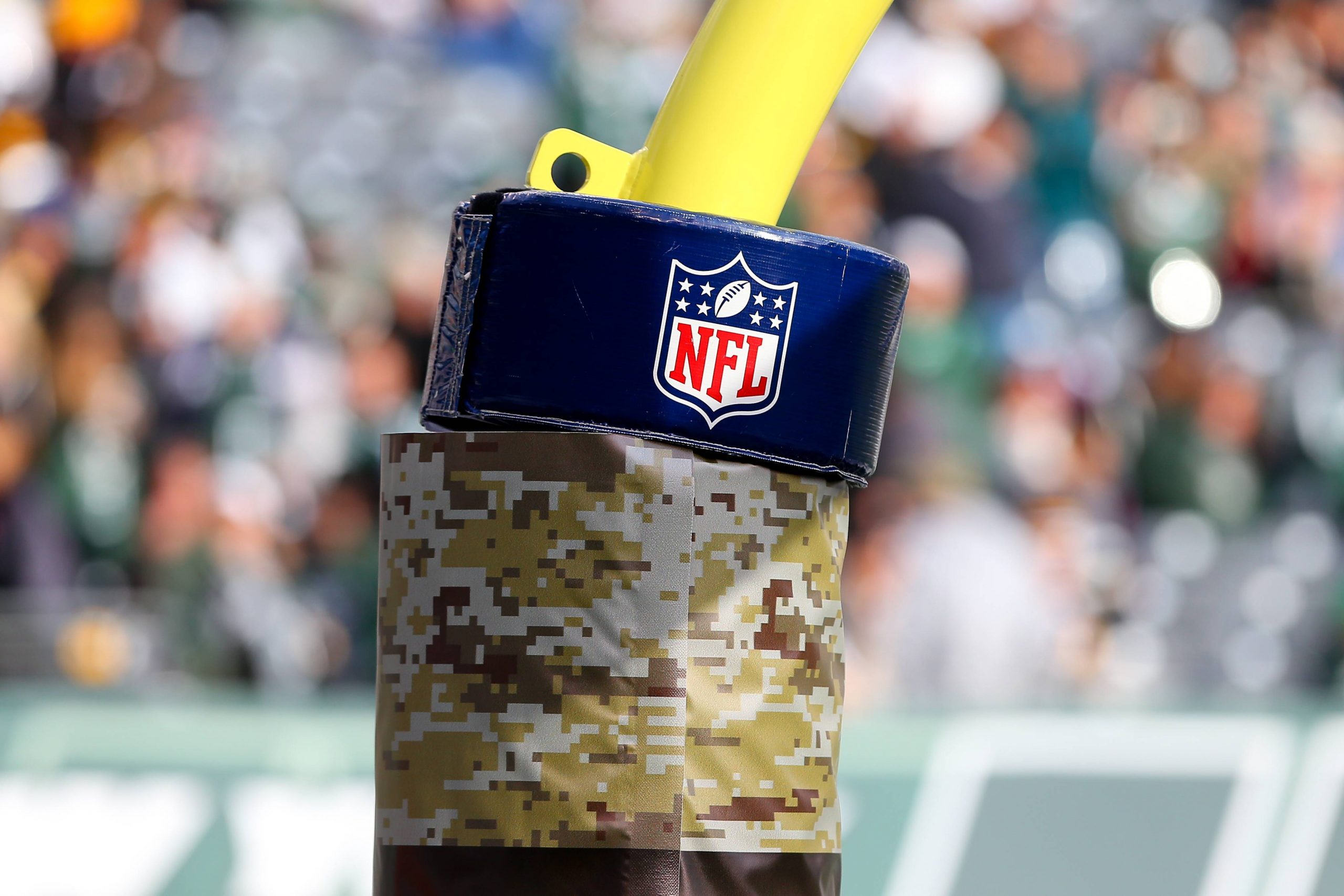 09 NOV 2014 Official NFL American Football Herren USA Shield on goalpost pad during the game betwee