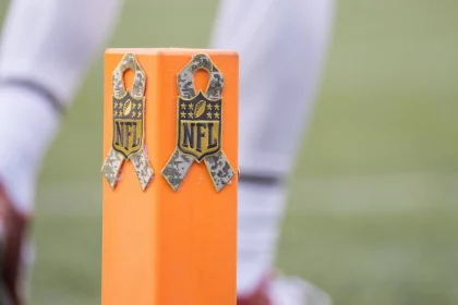 Salary Cap 2021 - Private Equity - The NFL American Football Herren USA Shield with a camouflage ribbon behind it fo