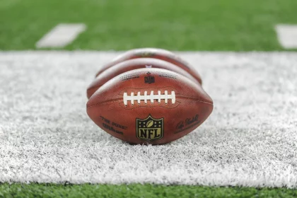 NFL Trade Deadline The practice footballs sit on the field during an NFL American Football Herren USA