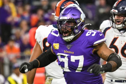 MINNEAPOLIS, MN - NOVEMBER 17: Minnesota Vikings Defensive End Everson Griffen (97) celebrates his sack of Denver Bronc