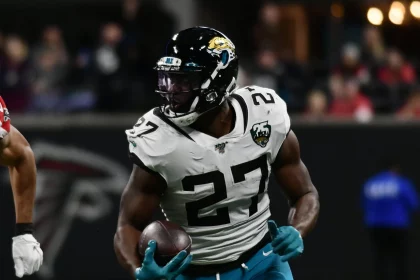 ATLANTA, GA - DECEMBER 22: Jacksonville Jaguars Running Back Leonard Fournette (27) rushes the ball during the NFL, Amer
