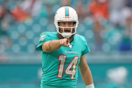 December 22, 2019, Miami Gardens, FL, USA: Miami Dolphins quarterback Ryan Fitzpatrick directs action at Hard Rock Stadium in Miami Garden, Fla., on December 22, 2019. Miami Gardens USA - ZUMAm67 20191222zafm67106 Copyright: xJohnxMccallx