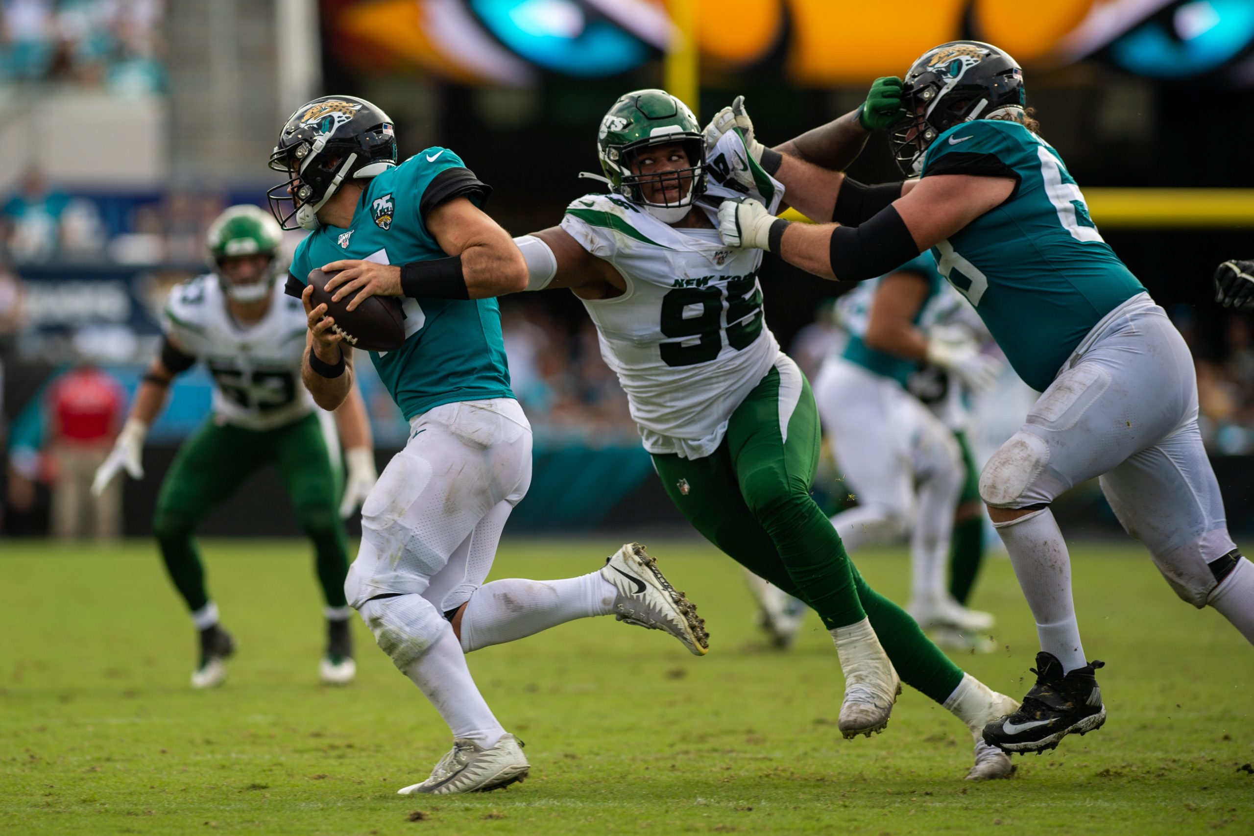 October 27, 2019, Jacksonville, Florida, USA: Jacksonville Jaguars quarterback GARDNER MINSHEW (15) escapes the reach of