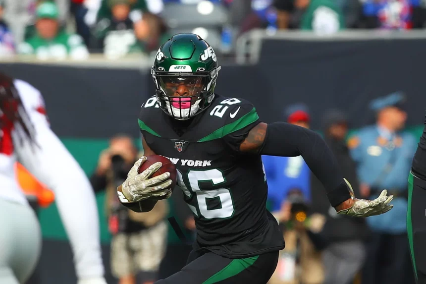 EAST RUTHERFORD, NJ - NOVEMBER 10: New York Jets running back Le Veon Bell (26) runs during the first quarter of the Nat