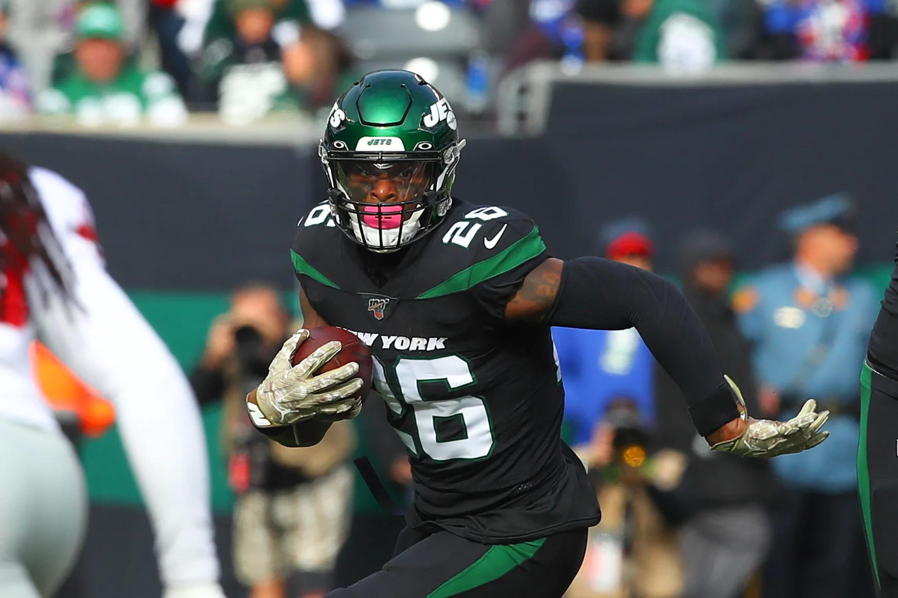 EAST RUTHERFORD, NJ - NOVEMBER 10: New York Jets running back Le Veon Bell (26) runs during the first quarter of the Nat