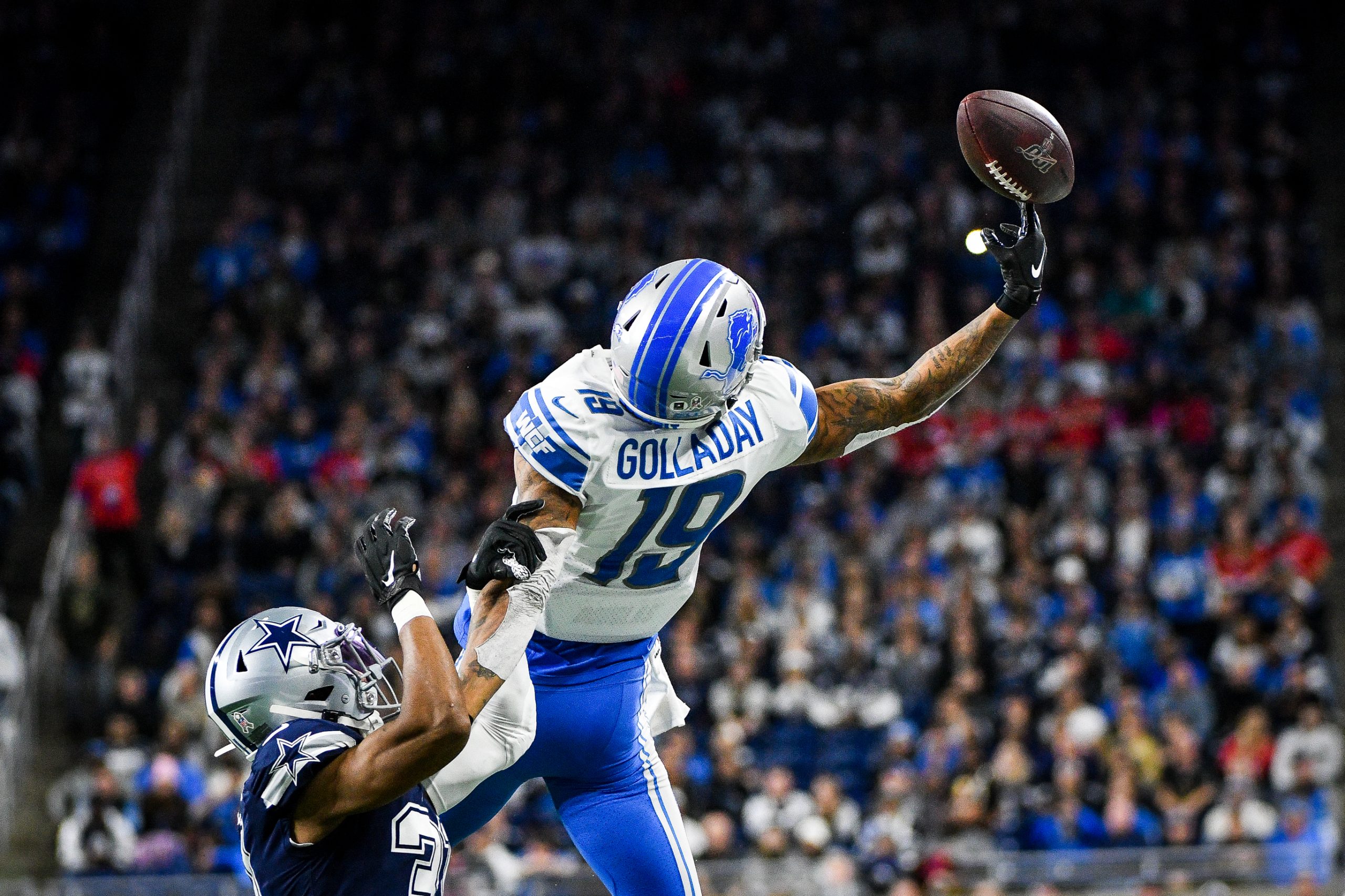 DETROIT, MI - NOVEMBER 17: Detroit Lions wide receiver Kenny Golladay (19) has this pass go just off of his finger tips