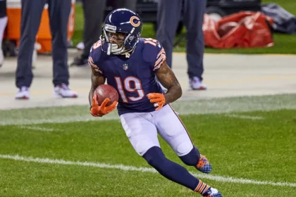 CHICAGO, IL - OCTOBER 08: Chicago Bears Wide Receiver Ted Ginn (19) runs with the football in game action during a NFL,