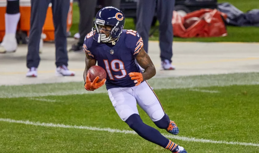 CHICAGO, IL - OCTOBER 08: Chicago Bears Wide Receiver Ted Ginn (19) runs with the football in game action during a NFL,