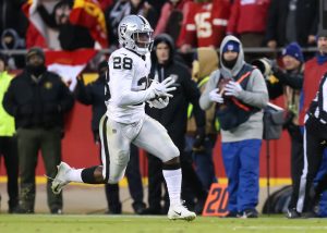 KANSAS CITY, MO - DECEMBER 01: Oakland Raiders running back Josh Jacobs 28 during a 35-yard run late in the second quarter of an AFC West game between the Oakland Raiders and Kansas City Chiefs on December 1, 2019 at Arrowhead Stadium in Kansas City, MO. Photo by Scott Winters/Icon Sportswire NFL, American Football Herren, USA DEC 01 Raiders at Chiefs PUBLICATIONxINxGERxSUIxAUTxHUNxRUSxSWExNORxDENxONLY Icon1912010356
