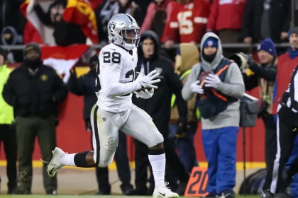 KANSAS CITY, MO - DECEMBER 01: Oakland Raiders running back Josh Jacobs 28 during a 35-yard run late in the second quarter of an AFC West game between the Oakland Raiders and Kansas City Chiefs on December 1, 2019 at Arrowhead Stadium in Kansas City, MO. Photo by Scott Winters/Icon Sportswire NFL, American Football Herren, USA DEC 01 Raiders at Chiefs PUBLICATIONxINxGERxSUIxAUTxHUNxRUSxSWExNORxDENxONLY Icon1912010356