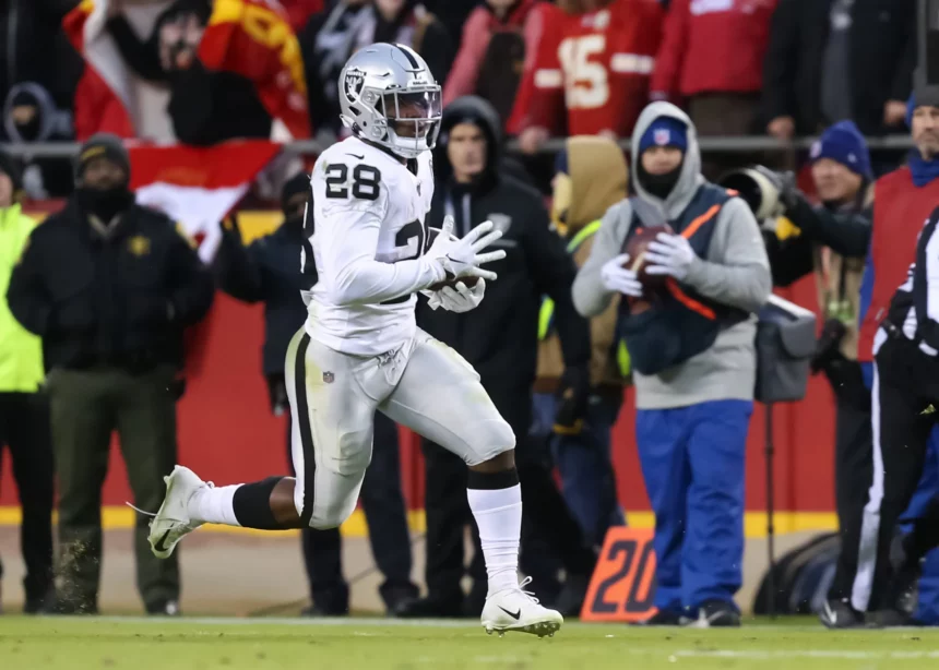 KANSAS CITY, MO - DECEMBER 01: Oakland Raiders running back Josh Jacobs 28 during a 35-yard run late in the second quarter of an AFC West game between the Oakland Raiders and Kansas City Chiefs on December 1, 2019 at Arrowhead Stadium in Kansas City, MO. Photo by Scott Winters/Icon Sportswire NFL, American Football Herren, USA DEC 01 Raiders at Chiefs PUBLICATIONxINxGERxSUIxAUTxHUNxRUSxSWExNORxDENxONLY Icon1912010356