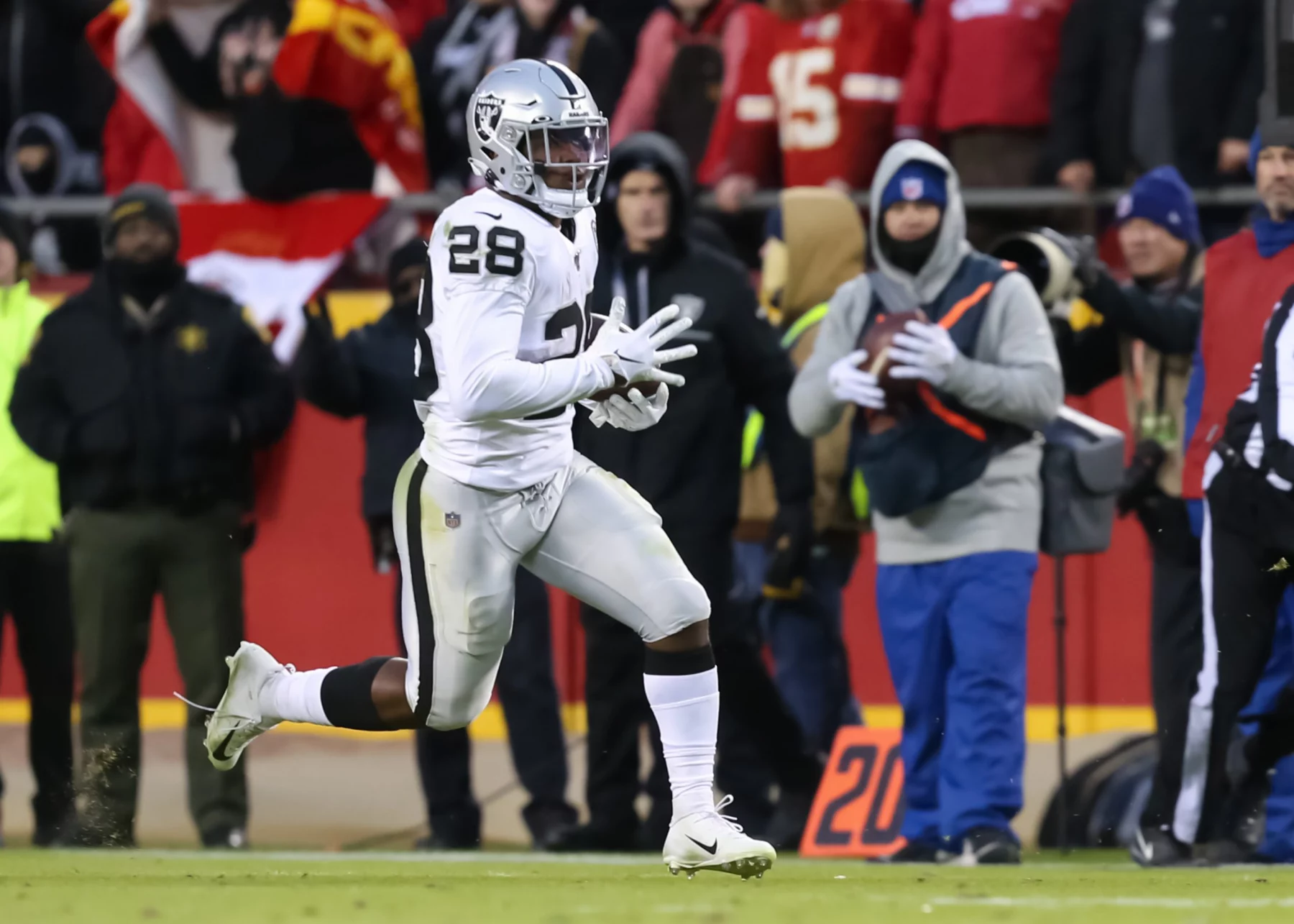 KANSAS CITY, MO - DECEMBER 01: Oakland Raiders running back Josh Jacobs 28 during a 35-yard run late in the second quarter of an AFC West game between the Oakland Raiders and Kansas City Chiefs on December 1, 2019 at Arrowhead Stadium in Kansas City, MO. Photo by Scott Winters/Icon Sportswire NFL, American Football Herren, USA DEC 01 Raiders at Chiefs PUBLICATIONxINxGERxSUIxAUTxHUNxRUSxSWExNORxDENxONLY Icon1912010356