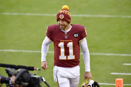 Washington entlässt Alex Smith: Washington quarterback Alex Smith (11) runs off the field during the Dallas Cowboys vs. Washi
