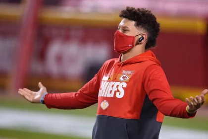 December 10, 2020, Kansas City, MO, USA: Kansas City Chiefs quarterback Patrick Mahomes warms up before taking on the De