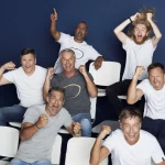 Titel: ranNFL; Staffel: 2020/2021; Person: hinten v.l.n.r.:; Patrick Esume; Christoph "Icke" Dommisch; mitte v.l.n.r.:; Roman Motzkus; Jan Stecker; Volker Schenk; vorne v.l.n.r.:; Carsten Spengemann; Uwe Morawe; Copyright: ProSieben / Marc Rehbeck; Fotograf: Marc Rehbeck; Bildredakteur: Clarissa Schreiner; Dateiname: 2124356.tif; Rechtehinweis: Road to Super Bowl: ProSieben zeigt alle NFL-Playoff-Spiele live Am kommenden Wochenende (9./10.1.2021) geht es in die heiße Phase in der National Football League: ProSieben überträgt erstmals alle zwölf NFL-Playoff-Spiele live – auch zur besten Sendezeit in der Prime Time. Dieses Bild darf bis eine Woche nach Ausstrahlung honorarfrei fuer redaktionelle Zwecke und nur im Rahmen der Programmankuendigung verwendet werden. Spaetere Veroeffentlichungen sind nur nach Ruecksprache und ausdruecklicher Genehmigung der Seven.One Entertainment Group GmbH moeglich. Nicht fuer EPG! Verwendung nur mit vollstaendigem Copyrightvermerk. Das Foto darf nicht veraendert, bearbeitet und nur im Ganzen verwendet werden. Es darf nicht archiviert werden. Es darf nicht an Dritte weitergeleitet werden. Aneinanderreihung/Zusammenlegung/Kopplung von Bildern zum Zweck der Erstellung von Slide-Shows o.ä. nicht gestattet; Verbindung/Einfügen/Anfügen von Werbung nicht gestattet. Bei Fragen: foto@seven.one Voraussetzung fuer die Verwendung dieser Programmdaten ist die Zustimmung zu den Allgemeinen Geschaeftsbedingungen der Presselounges der Sender der Seven.One Entertainment Group GmbH.