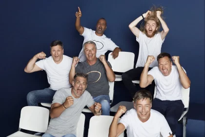 Titel: ranNFL; Staffel: 2020/2021; Person: hinten v.l.n.r.:; Patrick Esume; Christoph "Icke" Dommisch; mitte v.l.n.r.:; Roman Motzkus; Jan Stecker; Volker Schenk; vorne v.l.n.r.:; Carsten Spengemann; Uwe Morawe; Copyright: ProSieben / Marc Rehbeck; Fotograf: Marc Rehbeck; Bildredakteur: Clarissa Schreiner; Dateiname: 2124356.tif; Rechtehinweis: Road to Super Bowl: ProSieben zeigt alle NFL-Playoff-Spiele live Am kommenden Wochenende (9./10.1.2021) geht es in die heiße Phase in der National Football League: ProSieben überträgt erstmals alle zwölf NFL-Playoff-Spiele live – auch zur besten Sendezeit in der Prime Time. Dieses Bild darf bis eine Woche nach Ausstrahlung honorarfrei fuer redaktionelle Zwecke und nur im Rahmen der Programmankuendigung verwendet werden. Spaetere Veroeffentlichungen sind nur nach Ruecksprache und ausdruecklicher Genehmigung der Seven.One Entertainment Group GmbH moeglich. Nicht fuer EPG! Verwendung nur mit vollstaendigem Copyrightvermerk. Das Foto darf nicht veraendert, bearbeitet und nur im Ganzen verwendet werden. Es darf nicht archiviert werden. Es darf nicht an Dritte weitergeleitet werden. Aneinanderreihung/Zusammenlegung/Kopplung von Bildern zum Zweck der Erstellung von Slide-Shows o.ä. nicht gestattet; Verbindung/Einfügen/Anfügen von Werbung nicht gestattet. Bei Fragen: foto@seven.one Voraussetzung fuer die Verwendung dieser Programmdaten ist die Zustimmung zu den Allgemeinen Geschaeftsbedingungen der Presselounges der Sender der Seven.One Entertainment Group GmbH.