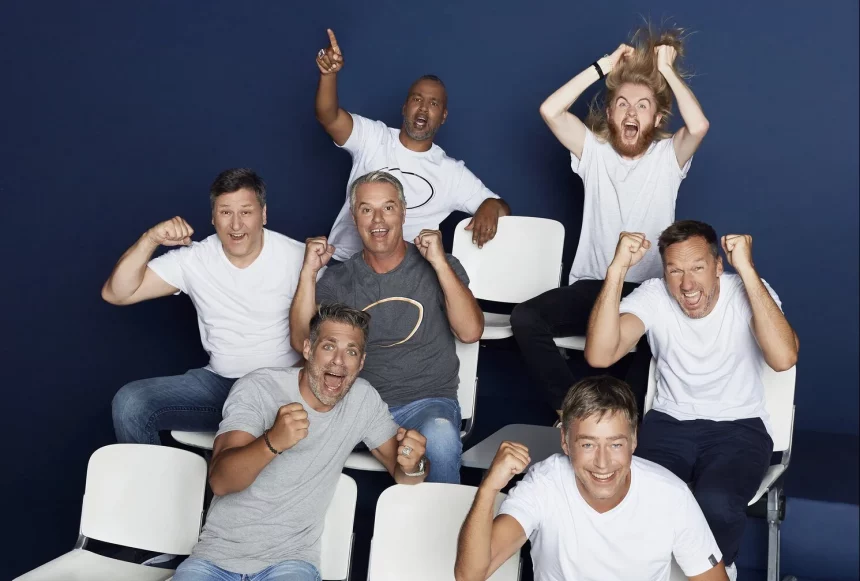 Titel: ranNFL; Staffel: 2020/2021; Person: hinten v.l.n.r.:; Patrick Esume; Christoph "Icke" Dommisch; mitte v.l.n.r.:; Roman Motzkus; Jan Stecker; Volker Schenk; vorne v.l.n.r.:; Carsten Spengemann; Uwe Morawe; Copyright: ProSieben / Marc Rehbeck; Fotograf: Marc Rehbeck; Bildredakteur: Clarissa Schreiner; Dateiname: 2124356.tif; Rechtehinweis: Road to Super Bowl: ProSieben zeigt alle NFL-Playoff-Spiele live Am kommenden Wochenende (9./10.1.2021) geht es in die heiße Phase in der National Football League: ProSieben überträgt erstmals alle zwölf NFL-Playoff-Spiele live – auch zur besten Sendezeit in der Prime Time. Dieses Bild darf bis eine Woche nach Ausstrahlung honorarfrei fuer redaktionelle Zwecke und nur im Rahmen der Programmankuendigung verwendet werden. Spaetere Veroeffentlichungen sind nur nach Ruecksprache und ausdruecklicher Genehmigung der Seven.One Entertainment Group GmbH moeglich. Nicht fuer EPG! Verwendung nur mit vollstaendigem Copyrightvermerk. Das Foto darf nicht veraendert, bearbeitet und nur im Ganzen verwendet werden. Es darf nicht archiviert werden. Es darf nicht an Dritte weitergeleitet werden. Aneinanderreihung/Zusammenlegung/Kopplung von Bildern zum Zweck der Erstellung von Slide-Shows o.ä. nicht gestattet; Verbindung/Einfügen/Anfügen von Werbung nicht gestattet. Bei Fragen: foto@seven.one Voraussetzung fuer die Verwendung dieser Programmdaten ist die Zustimmung zu den Allgemeinen Geschaeftsbedingungen der Presselounges der Sender der Seven.One Entertainment Group GmbH.