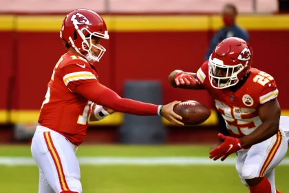 October 6, 2020, Kansas City, MO, USA: Kansas City Chiefs quarterback Patrick Mahomes makes a handoff to running back C