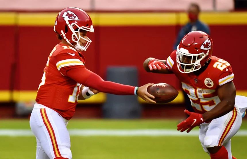 October 6, 2020, Kansas City, MO, USA: Kansas City Chiefs quarterback Patrick Mahomes makes a handoff to running back C