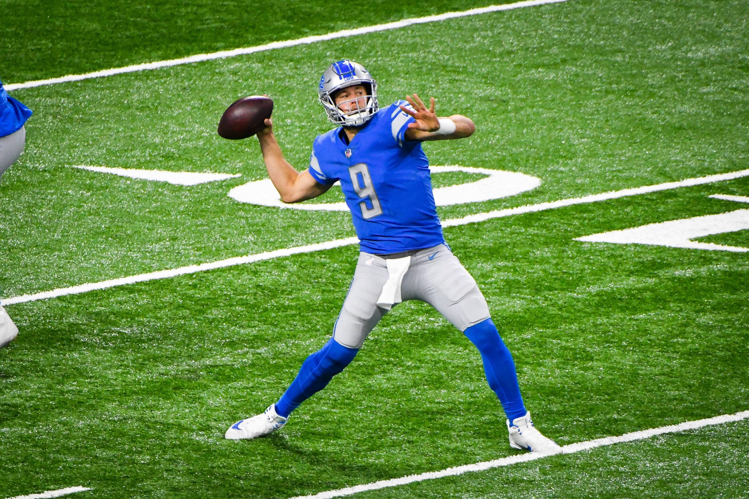 DETROIT, MI - NOVEMBER 1: Detroit Lions quarterback Matthew Stafford (9) throws deep down the field during the Detroit L