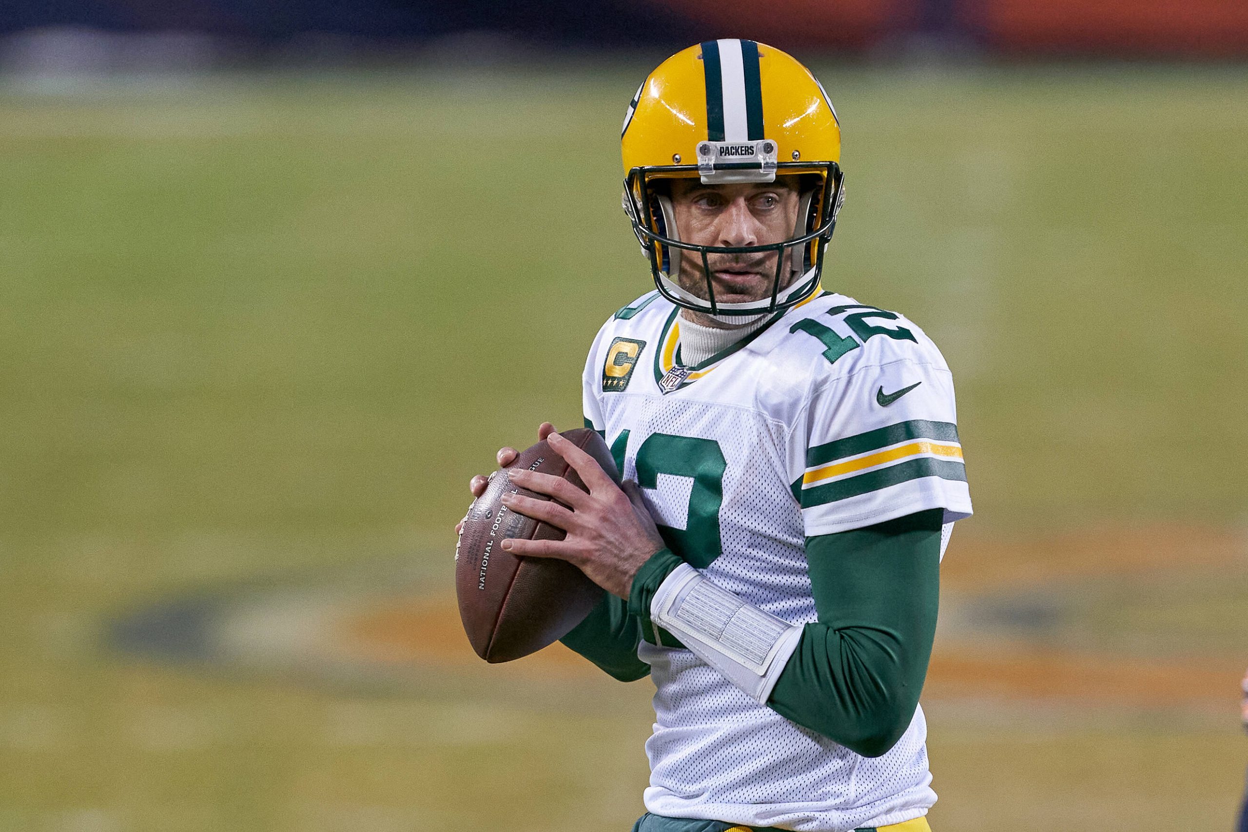 CHICAGO, IL - JANUARY 03: Green Bay Packers quarterback Aaron Rodgers (12) handles the football in action during a game