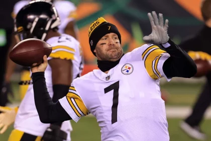CINCINNATI, OH - DECEMBER 21: Pittsburgh Steelers quarterback Ben Roethlisberger (7) warms up before the game against th