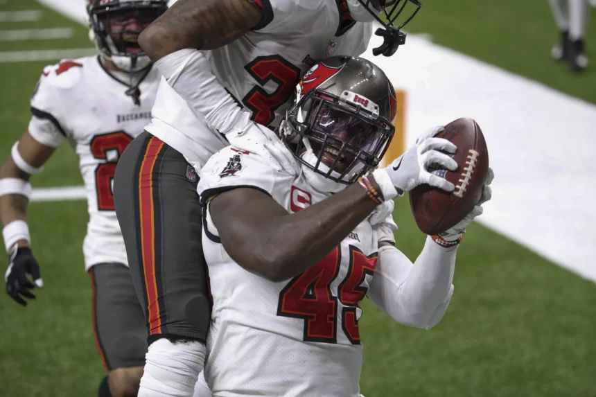 January 17, 2021, Landover, Florida, USA: Tampa Bay Buccaneers inside linebacker Devin White (45) fumble recovery durin