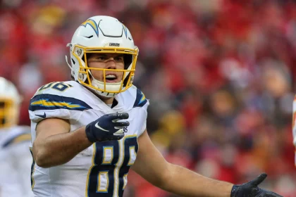 KANSAS CITY, MO - DECEMBER 29: Los Angeles Chargers tight end Hunter Henry (86) disputes a call in the fourth quarter of