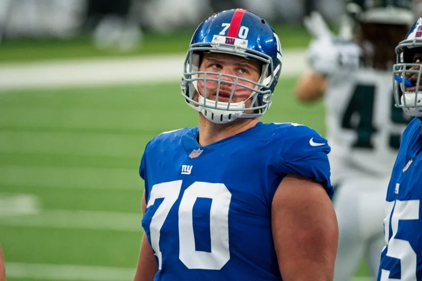 EAST RUTHERFORD, NJ - NOVEMBER 15: New York Giants offensive guard Kevin Zeitler (70) looks on during the game between t