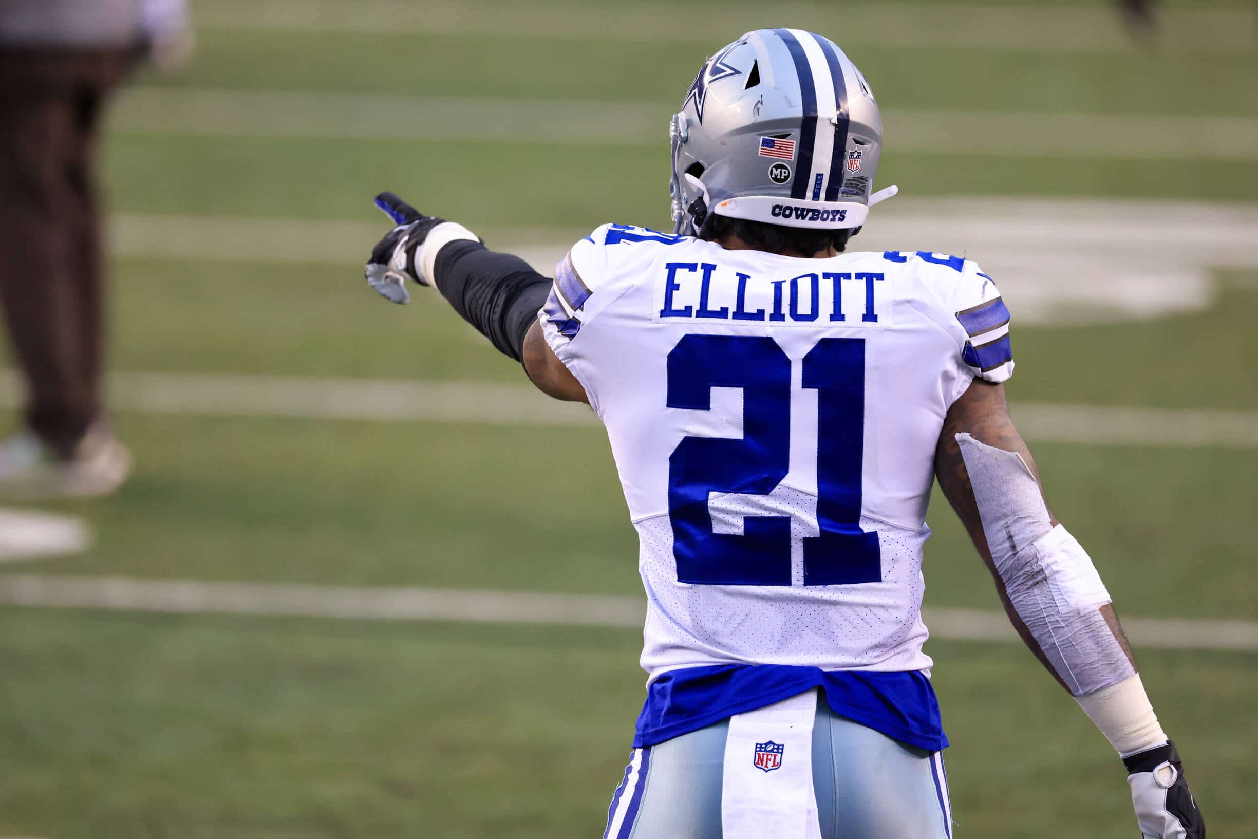 CINCINNATI, OH - DECEMBER 13: Dallas Cowboys running back Ezekiel Elliott (21) points after the game against the Dallas