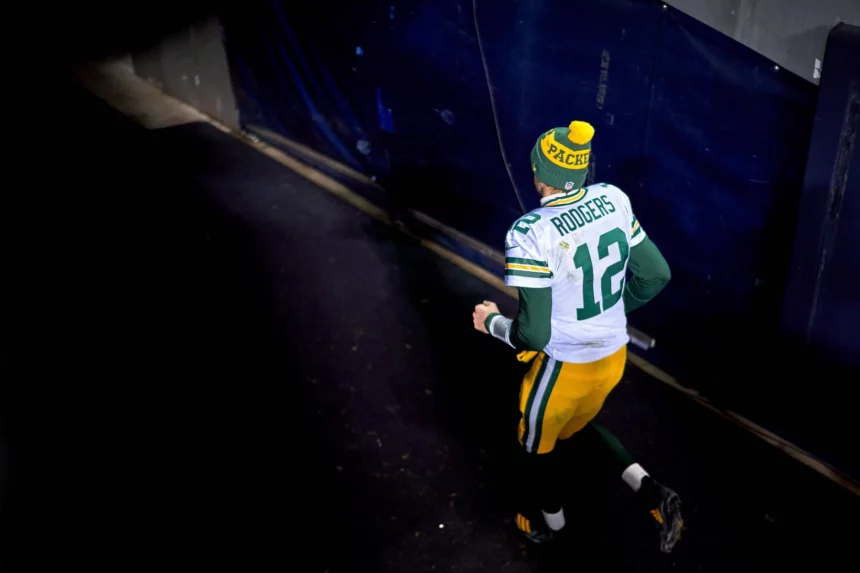 CHICAGO, IL - JANUARY 03: Green Bay Packers quarterback Aaron Rodgers (12) jogs back to the locker room after the Green
