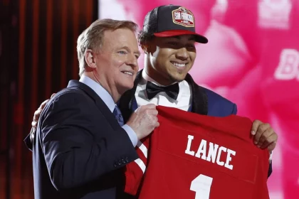 NFL, American Football Herren, USA Commissioner Roger Goodell poses for a photo with Trey Lance after he was selected b