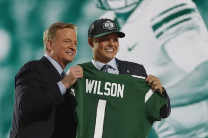 NFL, American Football Herren, USA Commissioner Roger Goodell poses for a photo with Zach Wilson after he was selected
