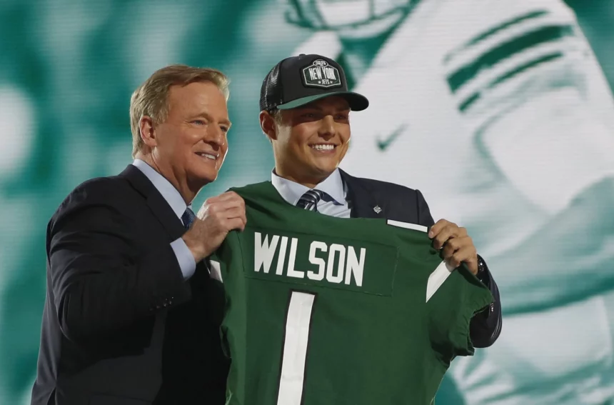 NFL, American Football Herren, USA Commissioner Roger Goodell poses for a photo with Zach Wilson after he was selected