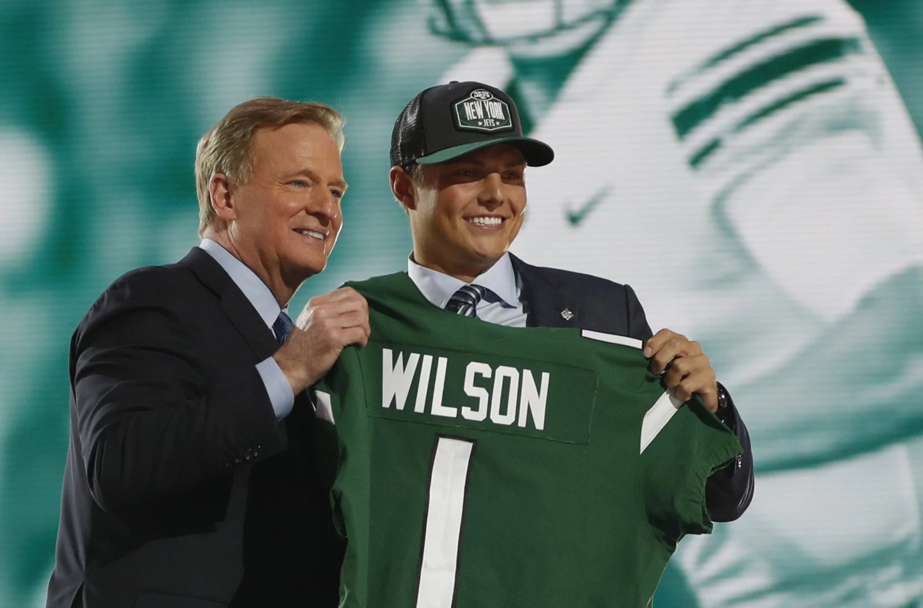 NFL, American Football Herren, USA Commissioner Roger Goodell poses for a photo with Zach Wilson after he was selected