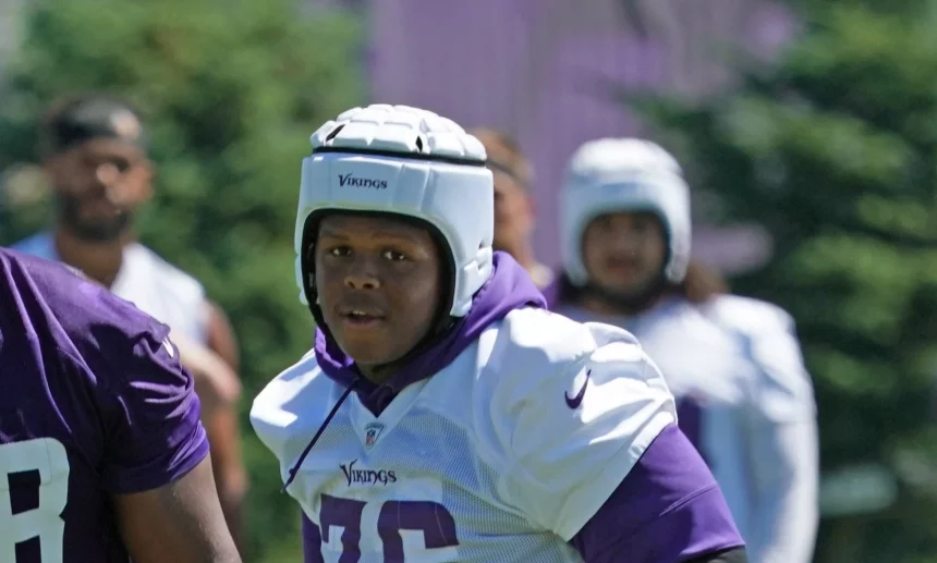 EAGAN, MN - JUNE 16: Minnesota Vikings guard Kyle Hinton (68) and Minnesota Vikings defensive tackle Jaylen Twyman (76)