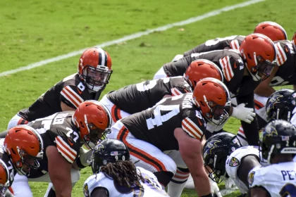 BALTIMORE, MD - SEPTEMBER 13: Cleveland Browns quarterback Baker Mayfield (6) prepares to take the snap from center JC T