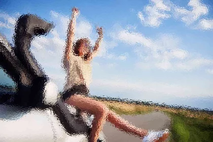 Eine Person sitzt auf einem geparkten Auto mit offenem Verdeck und streckt vor einem Hintergrund aus blauem Himmel und vereinzelten Wolken freudig die Arme aus. Sie trägt ein helles Hemd und Shorts. Die Szene vermittelt Freiheit und Glück an einem hellen, sonnigen Tag. Diese Beschreibung wurde mit der FootballR KI automatisch generiert.