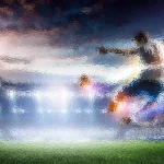 Silhouette eines Fußballspielers in der Luft, der in einem hell erleuchteten Stadion einen Ball kickt. Die Szene ist dynamisch und vermittelt Bewegung, wobei leuchtende Lichter das Spielfeld und das Stadion beleuchten. Die Bewegung des Spielers erzeugt vor dem farbenfrohen Hintergrund des Abendhimmels ein Gefühl von Aktion und Energie. Diese Beschreibung wurde mit der FootballR KI automatisch generiert.