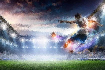 Silhouette eines Fußballspielers in der Luft, der in einem hell erleuchteten Stadion einen Ball kickt. Die Szene ist dynamisch und vermittelt Bewegung, wobei leuchtende Lichter das Spielfeld und das Stadion beleuchten. Die Bewegung des Spielers erzeugt vor dem farbenfrohen Hintergrund des Abendhimmels ein Gefühl von Aktion und Energie. Diese Beschreibung wurde mit der FootballR KI automatisch generiert.