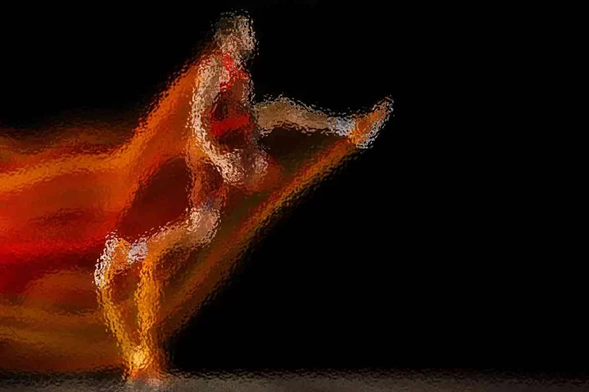 Ein stilisiertes Bild einer laufenden Person mit einem dynamischen Bewegungsunschärfeeffekt, der den Eindruck von Geschwindigkeit erweckt. Der Läufer trägt leuchtend rote Sportkleidung und der Hintergrund ist dunkel, was die leuchtend orangefarbenen und roten Spuren verstärkt, die eine schnelle Bewegung suggerieren. Diese Beschreibung wurde mit der FootballR KI automatisch generiert.