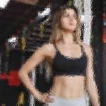 Eine Frau in Trainingskleidung steht selbstbewusst in einem Fitnessstudio. Sie trägt einen schwarzen Sport-BH und helle Hosen. Ihr langes Haar ist offen und ihre Hände ruhen auf ihren Hüften. Der Hintergrund des Fitnessstudios besteht aus Trainingsgeräten und dezenter Beleuchtung, wodurch eine konzentrierte und zielstrebige Atmosphäre entsteht. Diese Beschreibung wurde mit der FootballR KI automatisch generiert.