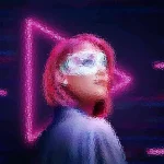 Eine Person mit pinkfarbenen Haaren trägt eine futuristische Schutzbrille und blickt nach oben. Sie steht vor einem neonpinken Playbutton-Symbol und Neonlinien auf dunklem Hintergrund. Das Bild hat einen digitalen, leicht verschwommenen Effekt, der ihm eine Sci-Fi-Atmosphäre verleiht. Diese Beschreibung wurde mit der FootballR KI automatisch generiert.